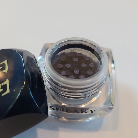 Furless Loose Eyeshadow Pigment in Sneaky - Picture 5 of 9